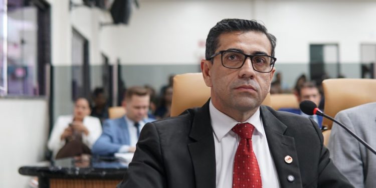 Vereador Breno Mendes cobra leitura de pedidos de quebra de decoro e clima esquenta na Câmara
