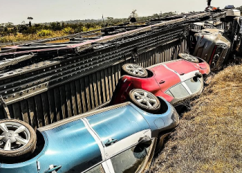 Carreta cegonha tomba e espalha veículos na BR-364 em Ji-Paraná