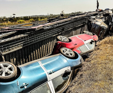 Carreta cegonha tomba e espalha veículos na BR-364 em Ji-Paraná