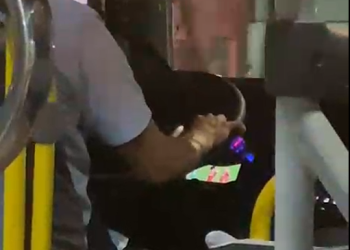 É Flamengo ou Inter?  Motorista de ônibus é flagrado assistindo jogo enquanto dirige