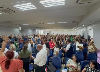 Professores da rede estadual entram em greve por tempo indeterminado em Rondônia