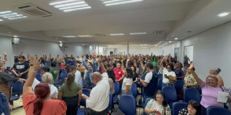 Professores da rede estadual entram em greve por tempo indeterminado em Rondônia