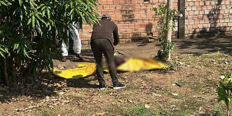 Corpo amarrado e enrolado em lona é encontrado em calçada