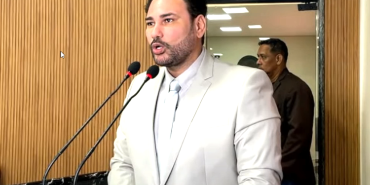 Marcos Combate acusa dono do Painel Político de ter se lambuzado de “farinha branca” .