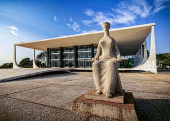 Alexandre de Moraes é acusado de usar infiltrados para monitorar grupos de mensagens