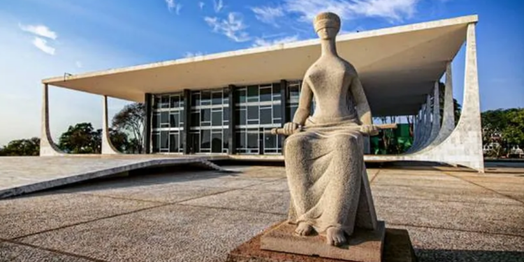 Alexandre de Moraes é acusado de usar infiltrados para monitorar grupos de mensagens