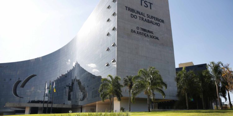 Ministros do TST terão sala VIP milionária em aeroporto: “Para evitar pessoas inconvenientes”