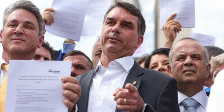 Oposição consegue 41 assinaturas para impeachment contra Moraes