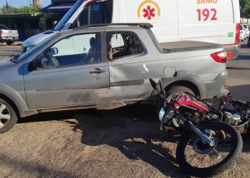 Casal fica ferido em colisão entre carro e moto em Porto Velho