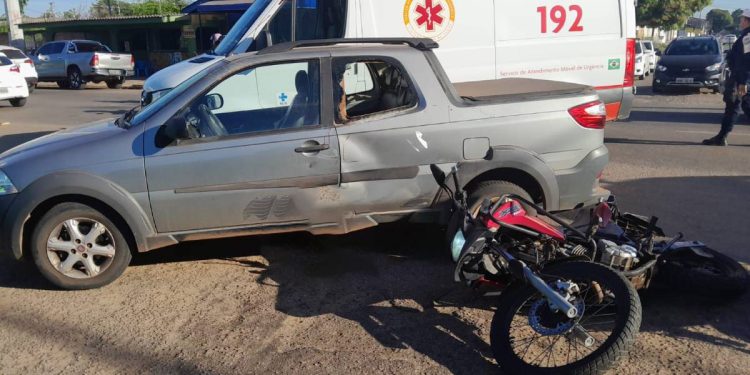 Casal fica ferido em colisão entre carro e moto em Porto Velho