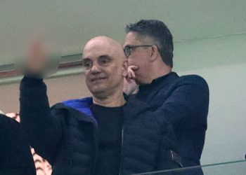 Fotógrafo que registrou gesto obsceno de ministro do STF em jogo do Corinthians é demitido de jornal