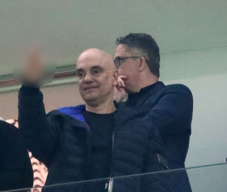 Fotógrafo que registrou gesto obsceno de ministro do STF em jogo do Corinthians é demitido de jornal