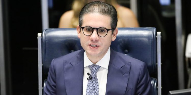 Hugo Motta descarta ampla anistia e nega acordo para pautas dos amotinados