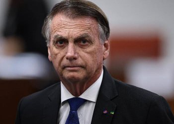 Moraes manda prender Bolsonaro em casa e apreende celular