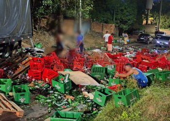 Populares saqueiam carga após acidente na Estrada do Areia Branca