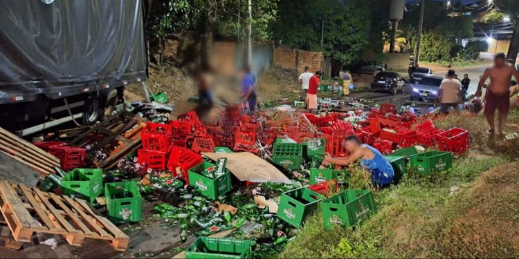 Populares saqueiam carga após acidente na Estrada do Areia Branca