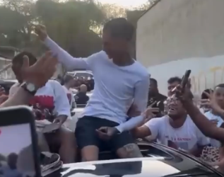 Oruam é aclamado por multidão após sair da prisão