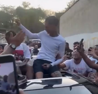 Oruam é aclamado por multidão após sair da prisão