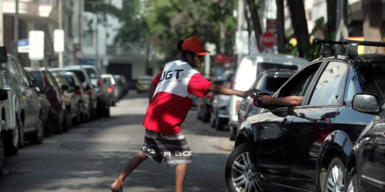 Projeto de lei quer transformar atuação de flanelinhas em crime de extorsão