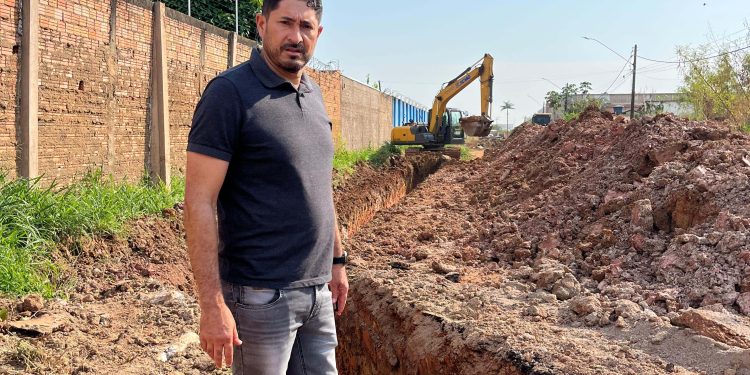 Márcio Pacele acompanha início de obra de drenagem no bairro Lagoa