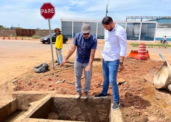 Márcio Pacele fiscaliza obra de drenagem no Agenor de Carvalho