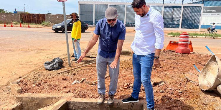 Márcio Pacele fiscaliza obra de drenagem no Agenor de Carvalho