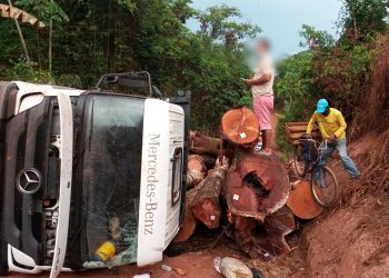 Caminhão tomba ao evitar colisão com ônibus escolar em Porto Velho