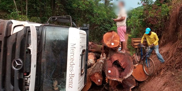 Caminhão tomba ao evitar colisão com ônibus escolar em Porto Velho