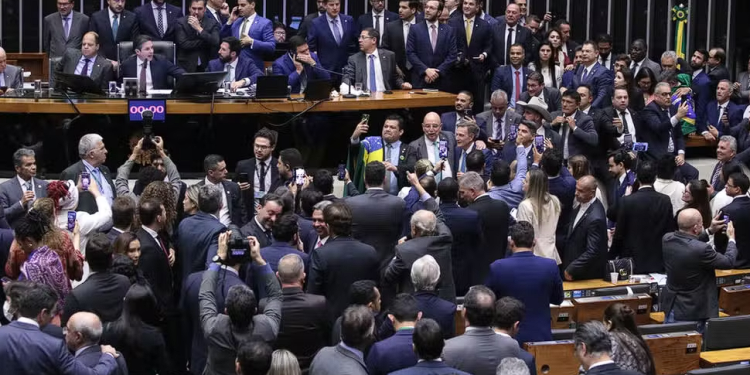 STF dá 10 dias para Câmara explicar PEC da Blindagem