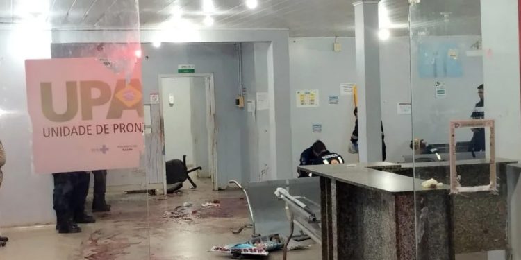 Briga violenta em frente à UPA Leste termina com agressor esfaqueado e preso