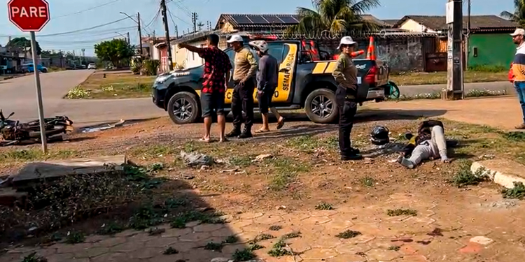 Veículo avança preferencial e deixa moto aplicativo e passageira feridos