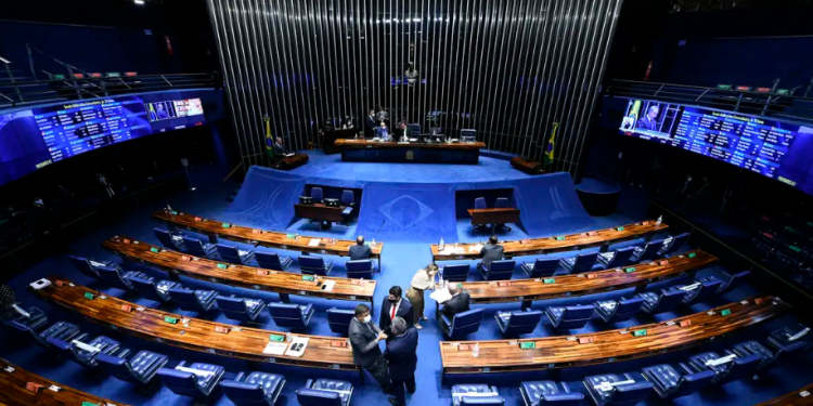 Senado aprova mudança na Lei da Ficha Limpa, que pode beneficiar Cassol e Gurgacz