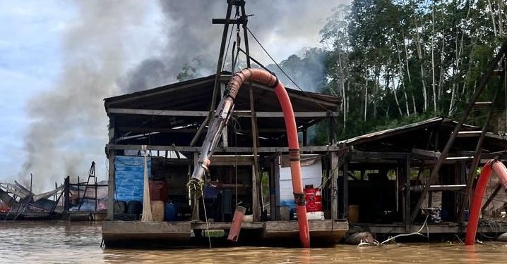 PF e Ibama destroem 49 balsas em nova ofensiva contra garimpo ilegal no Rio Madeira