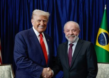 Lula se reúne com Donald Trump e tenta reverter tarifa de 50% sobre produtos brasileiros