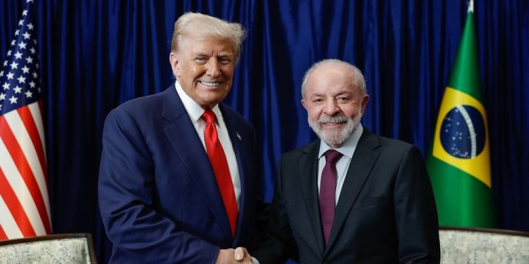Lula se reúne com Donald Trump e tenta reverter tarifa de 50% sobre produtos brasileiros