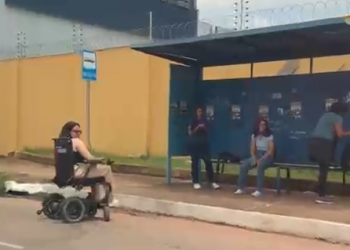 Cadeirante fica exposta ao sol à espera de ônibus sem conseguir acesso ao abrigo na Marechal Deodoro