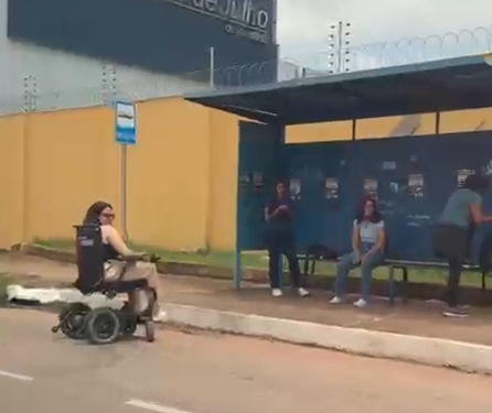Cadeirante fica exposta ao sol à espera de ônibus sem conseguir acesso ao abrigo na Marechal Deodoro