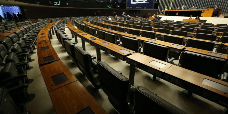 Câmara aprova isenção de Imposto de Renda até R$ 5 mil