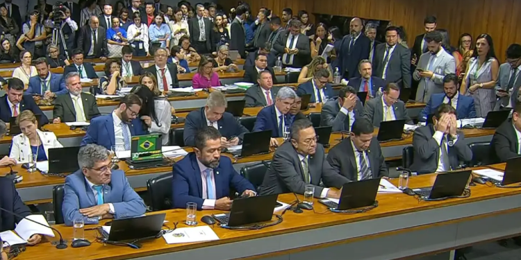 Comissão mista aprova MP que aumenta impostos por um voto de diferença