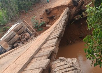 Caminhão da Prefeitura cai após ponte ceder em Nova Brasilândia D’Oeste