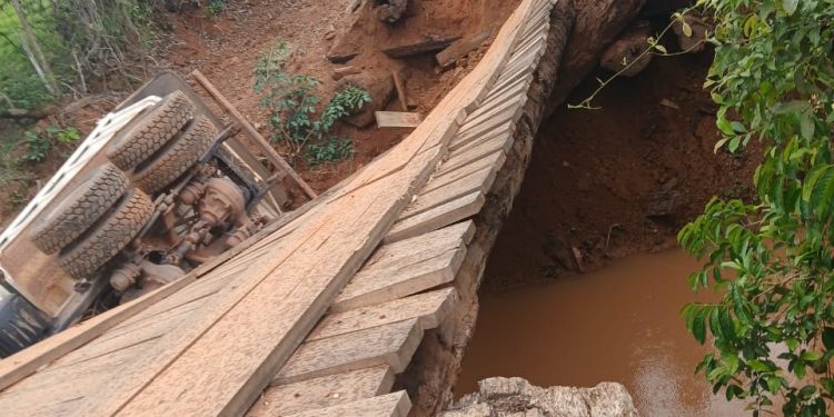 Caminhão da Prefeitura cai após ponte ceder em Nova Brasilândia D’Oeste
