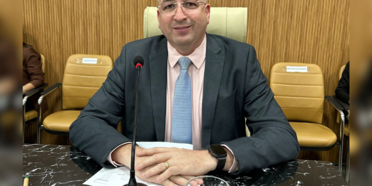 Vereador Gedeão Negreiros solicita recapeamento da Rua Equador após reclamações de moradores