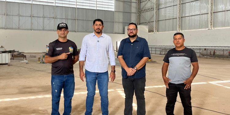Márcio Pacele fiscaliza obras do novo Centro de Iniciação Esportiva no bairro Flamboyant