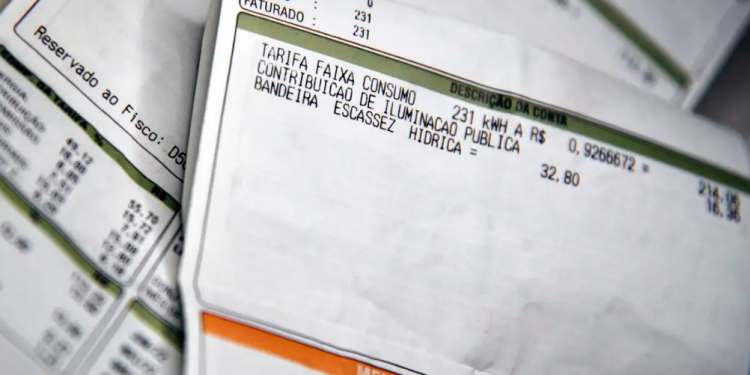 Bandeira vermelha encarece conta de luz e pressiona inflação