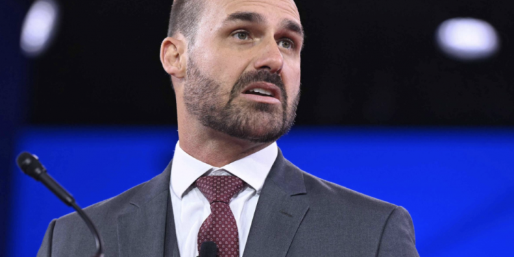 Eduardo Bolsonaro ironiza encontro entre Lula e Trump: “Assunto que incomoda o ex-presidiário”