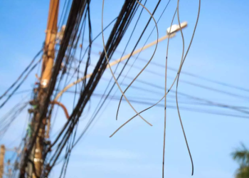 Prefeitura de Vilhena aplica multas à Energisa por fios soltos em vias