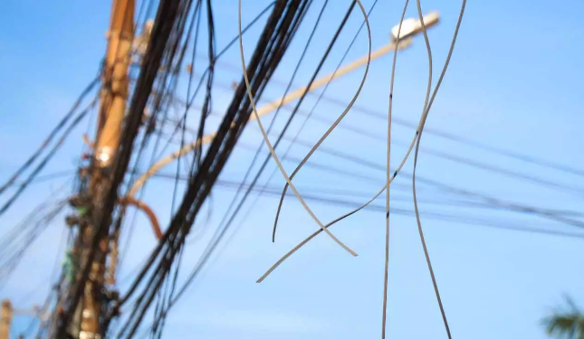 Prefeitura de Vilhena aplica multas à Energisa por fios soltos em vias