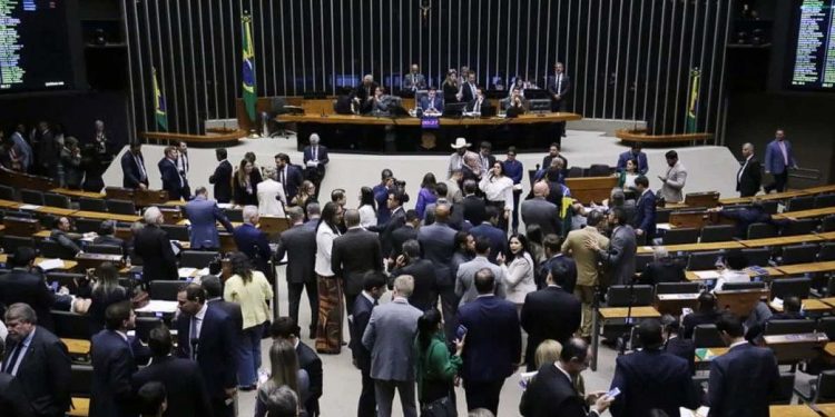 Câmara aprova urgência de projeto que garante licença menstrual de três dias