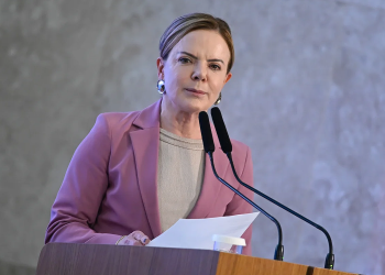 Gleisi liga isenção do IR ao debate sobre fim da jornada 6×1