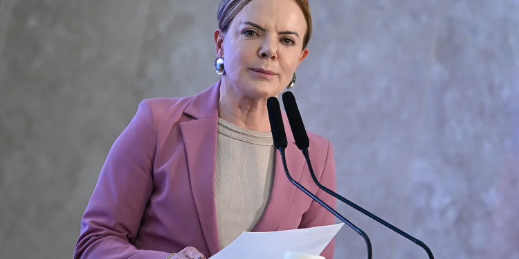 Gleisi liga isenção do IR ao debate sobre fim da jornada 6×1